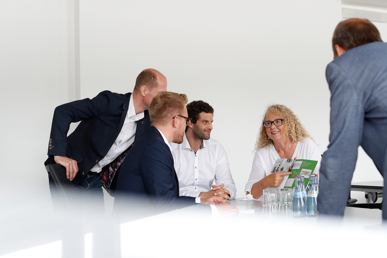 Vier Menschen arbeiten in einer entspannten Atmosphäre zusammen
