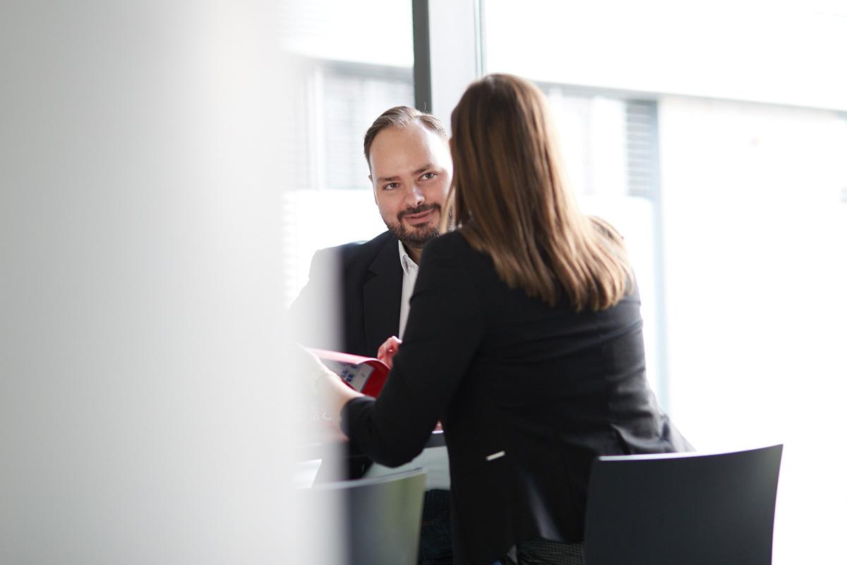 Gespräch zwischen business woman und business man