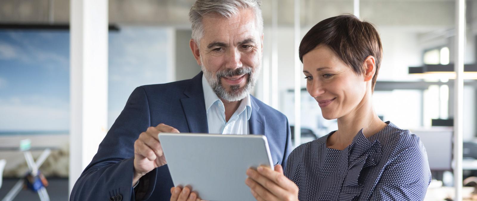 business woman und business man am tablet