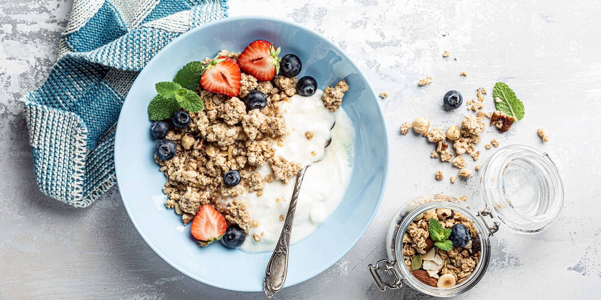 Schale mit Joghurt und Müsli