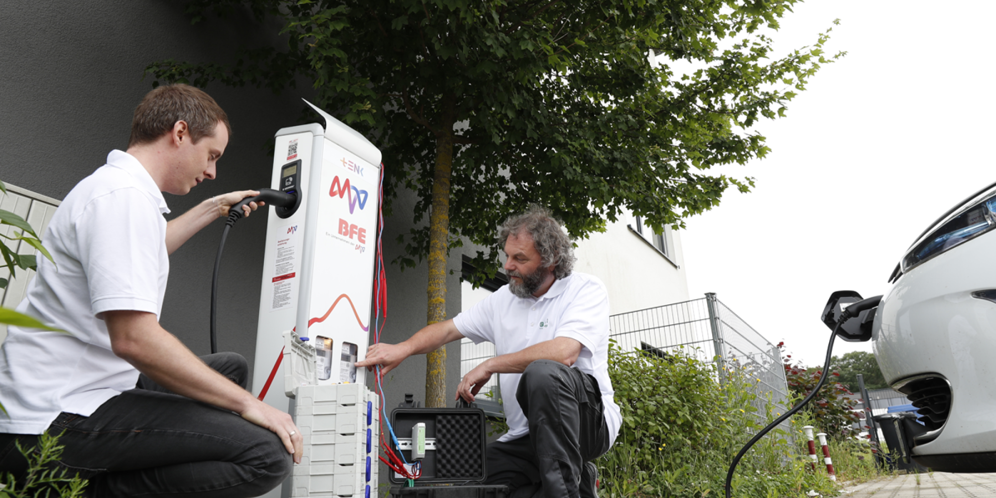 zwei Techniker an Ladesäule