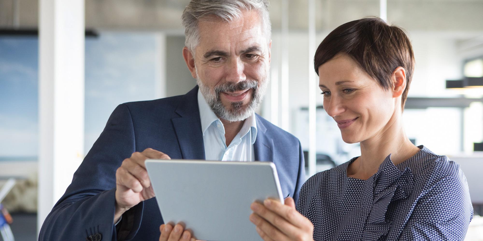 business woman und business man am tablet