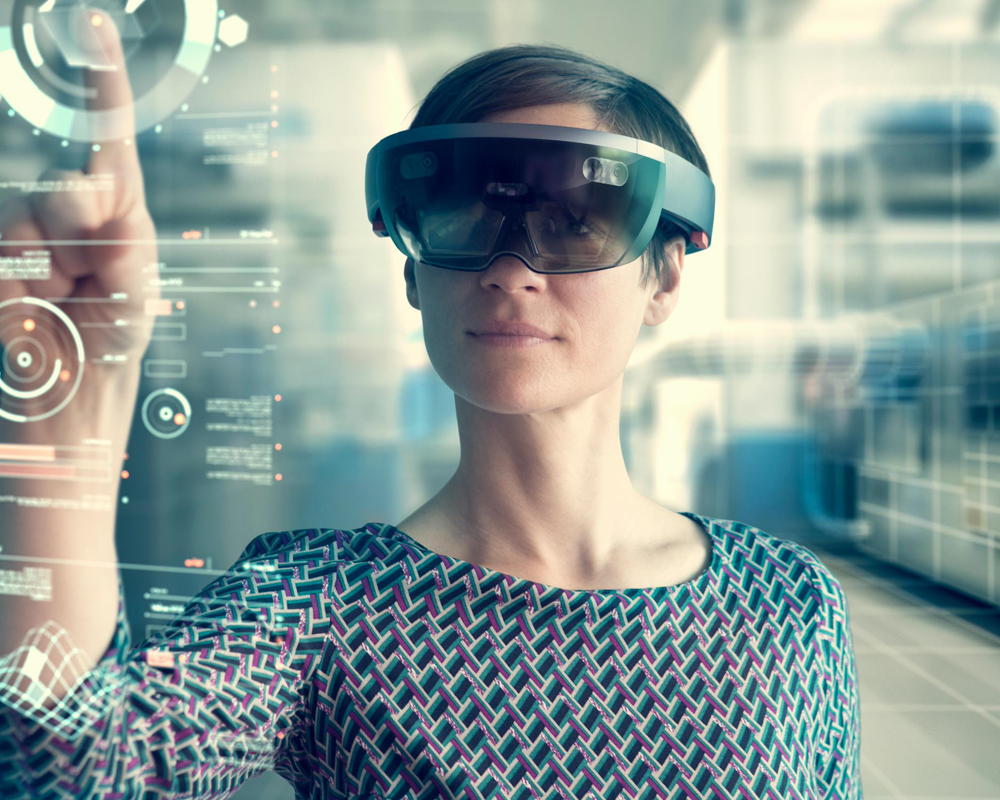 Frau mit Hightech-Brille an Glasscreen