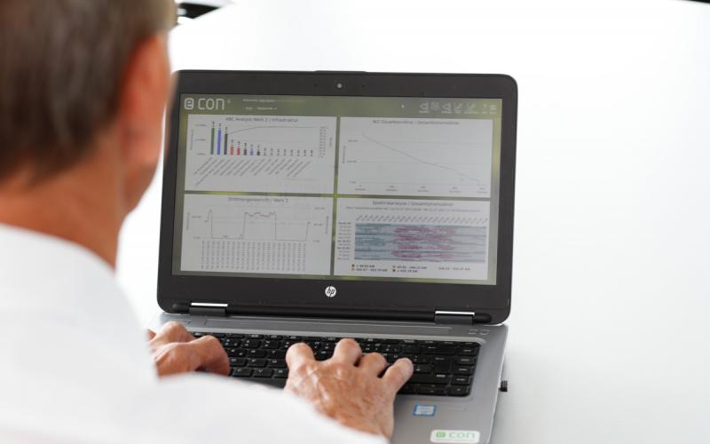 Mann am Laptop mit Energiemonitoring-Software