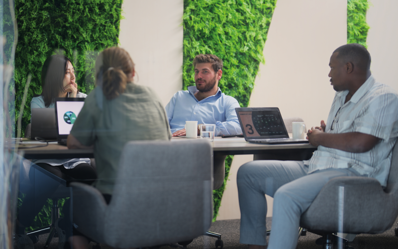 Meeting von Geschäftsleuten in modernem Büro