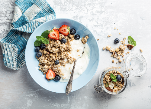 Schale mit Joghurt und Müsli